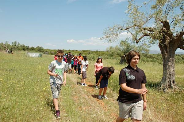 5g2: Photo of the highshool student walking trip in the area outside the farm
